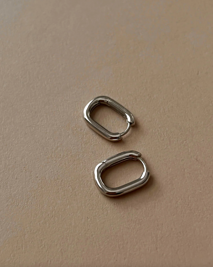 Chain Link Huggies