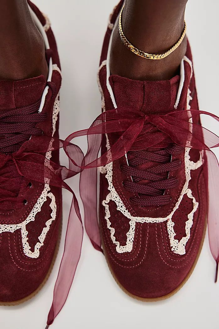 Burgundy: The Must-Have Colour for Fall/Winter
